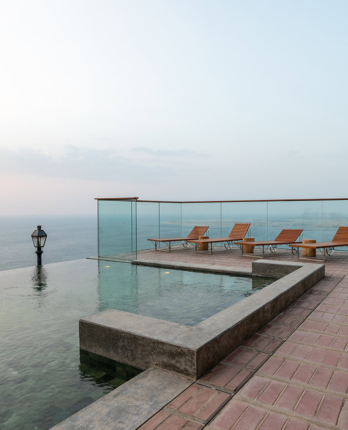 Infinity Pool & Jacuzzi