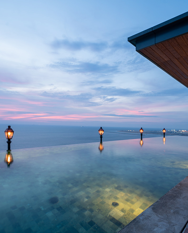 Infinity Pool & Jacuzzi